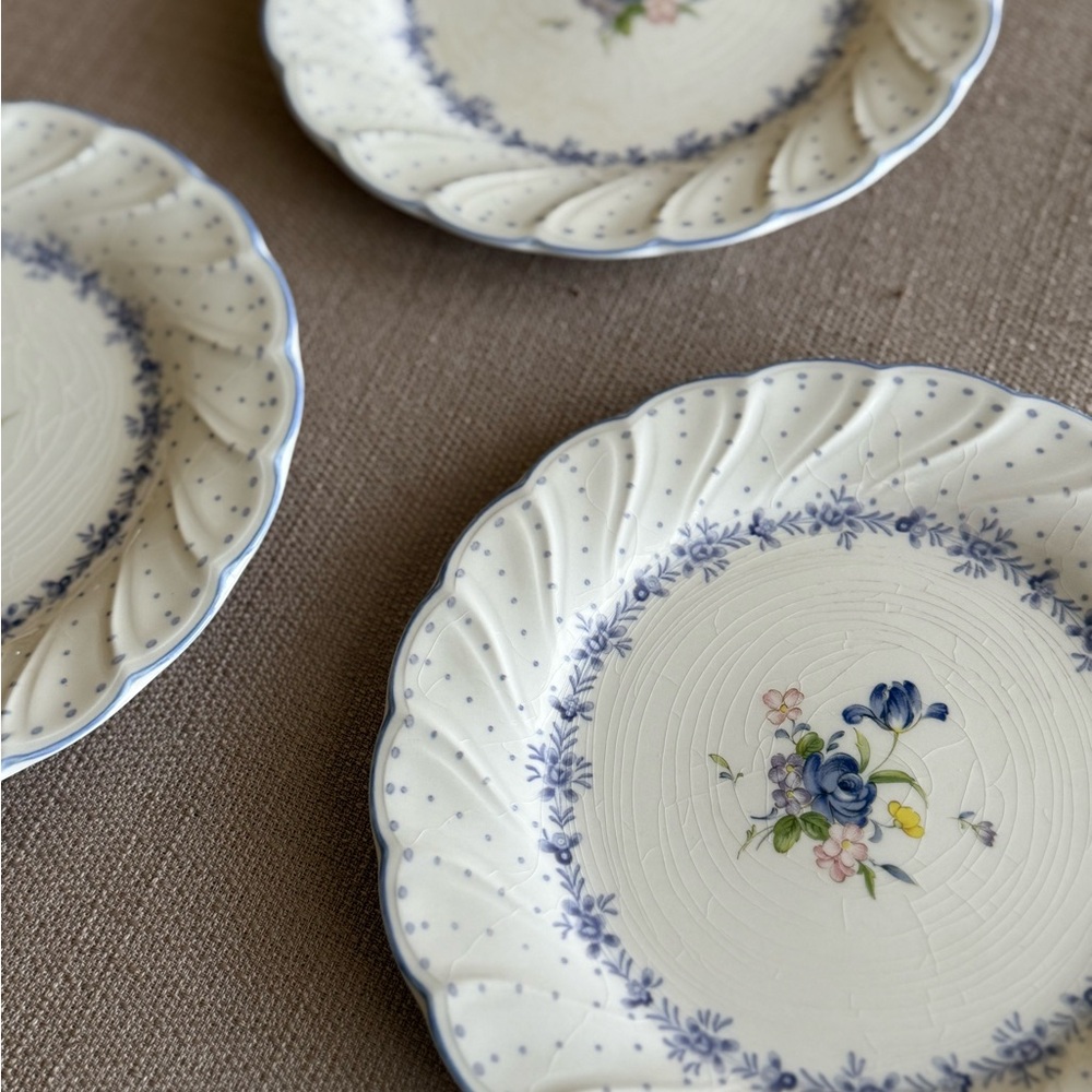 Nikko Ceramics Blue and White Scalloped Dinnerware